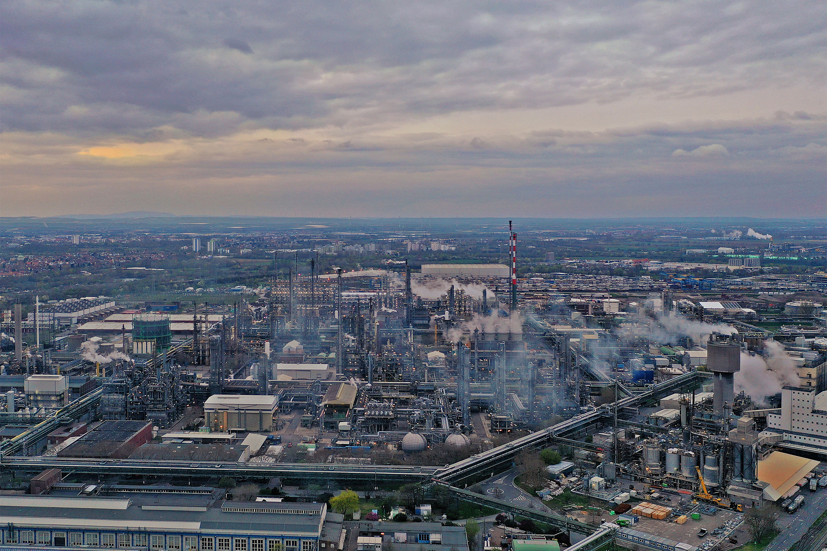 Die über 10 Quadratkilometer großen Werksanlagen der BASF in Ludwigshafen sind das größte zusammenhängende Chemieareal der Welt. Industrie