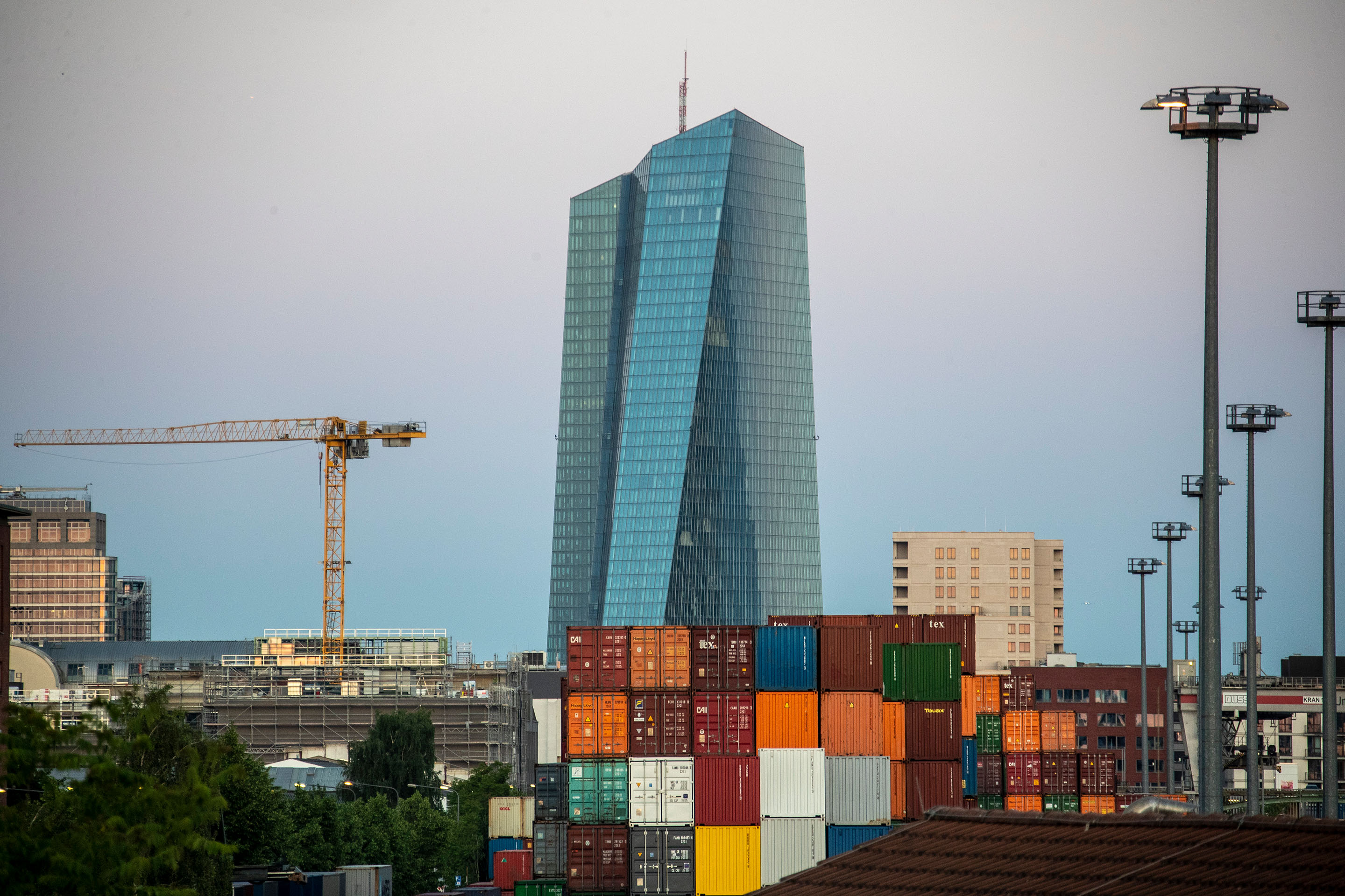 EZB in Frankfurt mit Containern