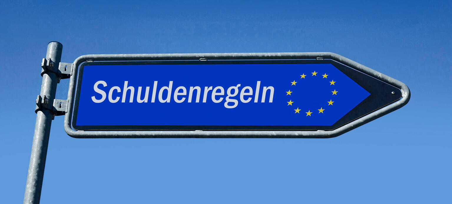 Wegweiser mit der Aufschrift Schuldenregeln und den Europasternen.