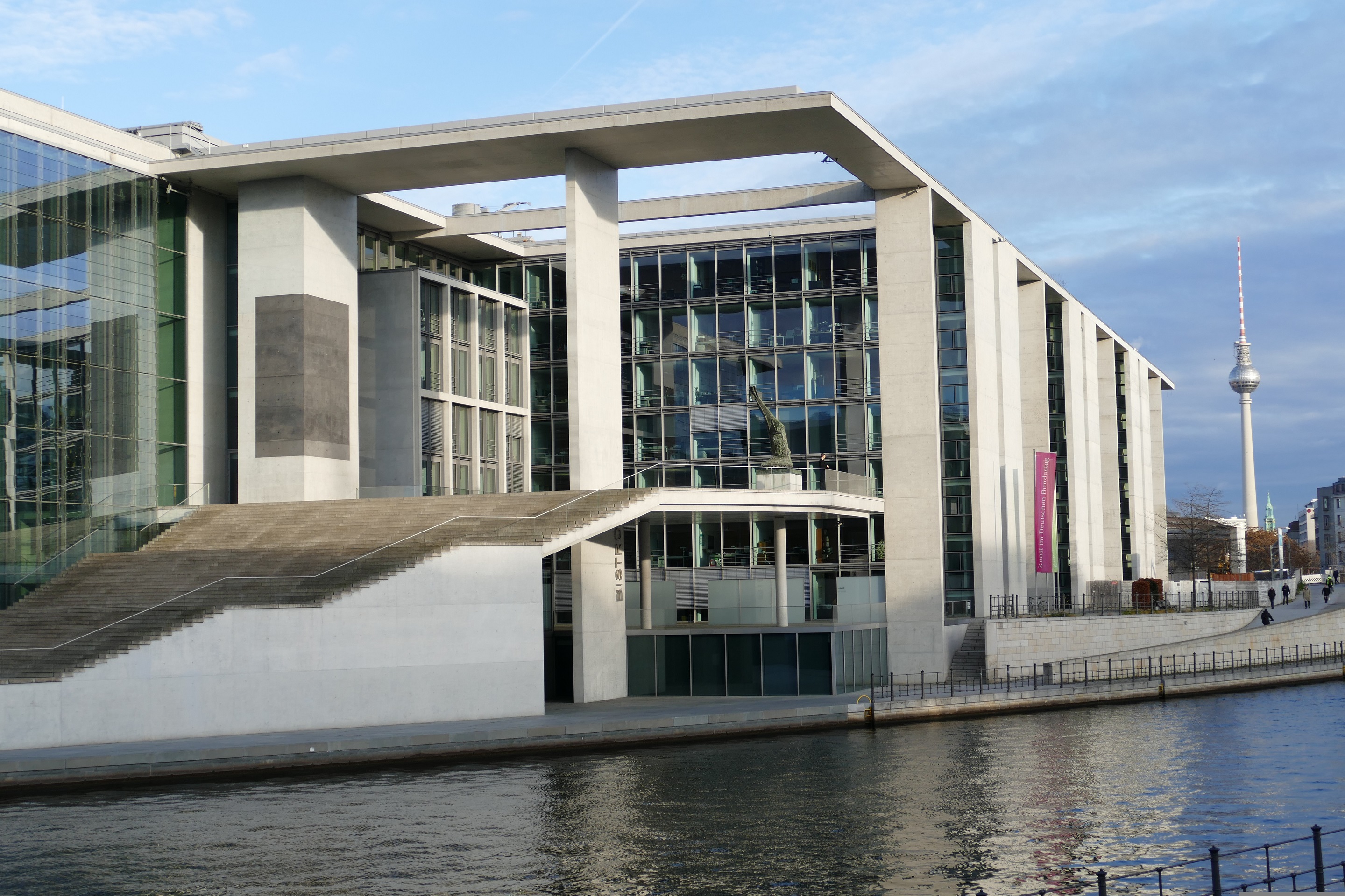 Blick vom Spreeufer auf das Marie-ElisabethLüders-Haus im Regierungsviertel Berlin